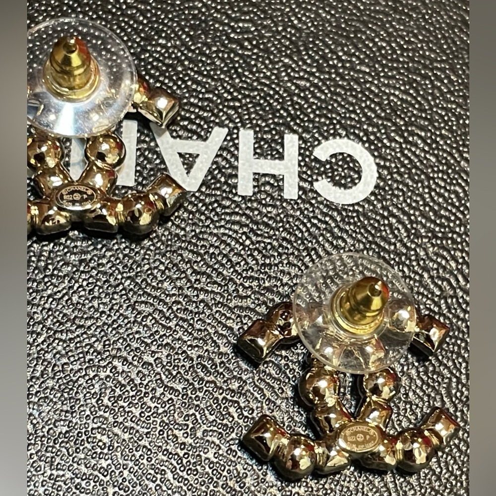 Chanel Gold and Pearl Earrings NIB - Picture 6 of 8